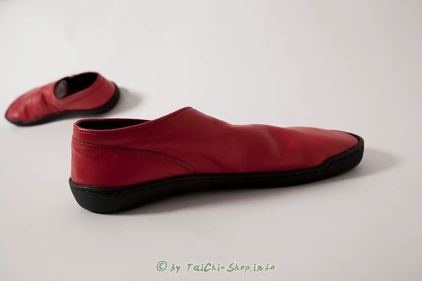 Tai Chi Barfußschuh DAOS 41 rot / schwarze Sohle