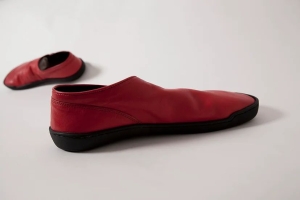 Tai Chi Barfußschuh DAOS 41 rot / schwarze Sohle