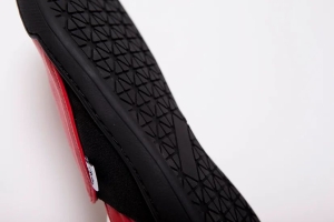 Tai Chi Barfußschuh DAOS 41 rot / schwarze Sohle