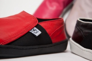 Tai Chi Barfußschuh DAOS 41 rot / schwarze Sohle
