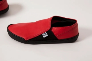 Tai Chi Barfußschuh DAOS 41 rot / schwarze Sohle